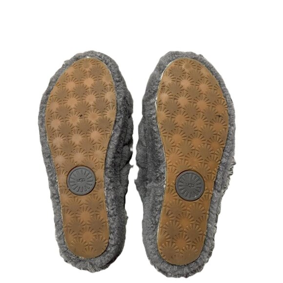 UGG Women's Grey Slippers Sz 8 Excellent - Picture 2 of 2